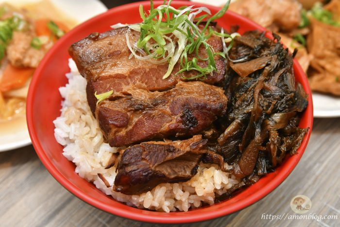 貓吃餃子